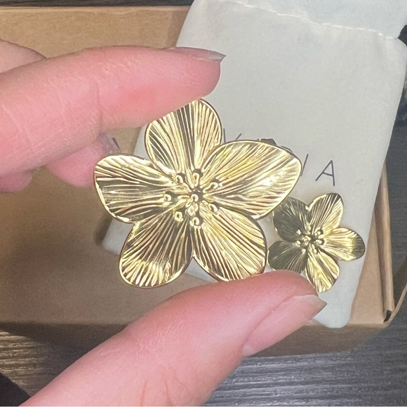 ALLYSA FLOWER GOLD EARRINGS WATERPROOF

 NWT - Picture 3 of 4